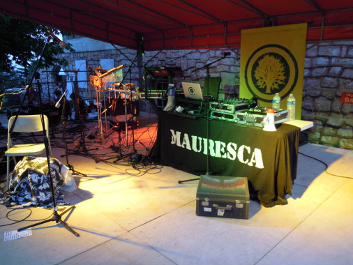 Mise en place de la sonorisation pour le concert de MAURESCA