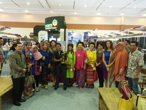Saat mendapatkan piala juara desain terbaik mutumanikam kategori tradisional