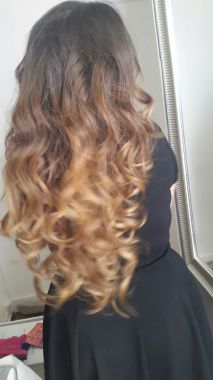 voila un dégradé sur cheveux long et boucle au fer
