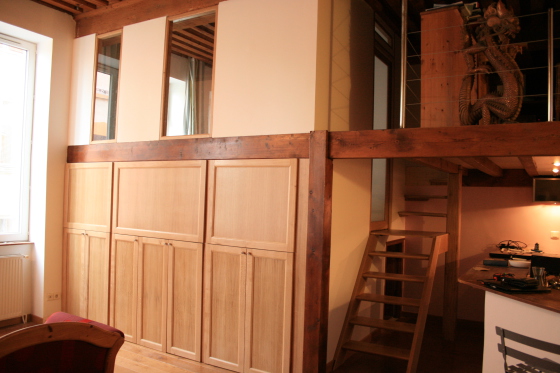 Agencement d'un appartement, placard, escalier, porte