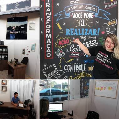 Hoje eu quero contar uma história, prometo que não vai ser longa tá gente? Ontem estava tirando essas fotos e parei pra refletir onde estamos, como estamos e para onde vamos! Em setembro de 2016 nasceu a BCR na sala da minha casa, de uma divisória de pvc e uma mesa comprada a prestações. Ali nasceu um sonho e uma enorme vontade de fazer a diferença na vida das pessoas, de poder levar a contabilidade como ferramenta para tomada de decisão. E de lá pra cá tanta coisa aconteceu, tanta coisa boa, pessoas incríveis passaram pelas nossas vidas, clientes que se tornaram grandes amigos e fazem parte do nosso dia a dia. Tem coisas que eu ainda nem consigo explicar de tão bom que é (surreal mesmo), somos um bebê ainda, mas já aprendemos tanto que eu só posso agradecer a todas as pessoas que já passaram e passam pela nossa vida. A BCR também faz parte do movimento que está revolucionando o mercado contábil, o movimento contabilidade sem chatice, porque acreditamos muito na ciência da riqueza e da prosperidade, e que ela não é uma chatice (nenhum pouco), não é só burocracia, não é só imposto. Somos os médicos das empresas e estamos aqui para ajudá - las! Ainda temos muito o que realizar, mas até aqui eu quero dizer MUITO OBRIGADA a todos que diretamente e indiretamente contribuíram com a nossa história, vamos juntos! #bcrassessoriacontabil #contabilidadesemchatice #ciênciadariquezaedaproperidade #contadorconsultor #contabilidadeconsultiva
