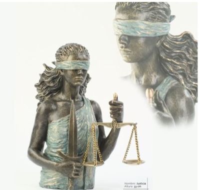 Escultura de la Justicia, una obra arte en cerámica de fabricación española.   Tamaño: 33 cm.