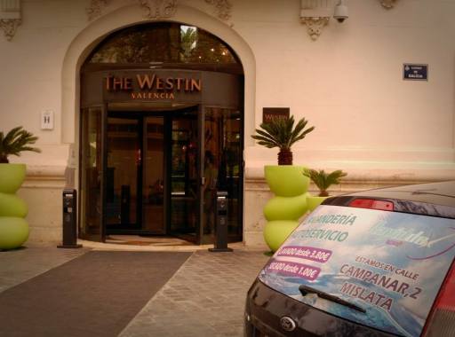 Servicio de lavandería para clientes alojados en hoteles y apartamentos.