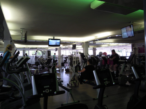 Installation de téléviseur : salle de sport Cannes Fitness Mougins pour dynamiser l'espace cardio