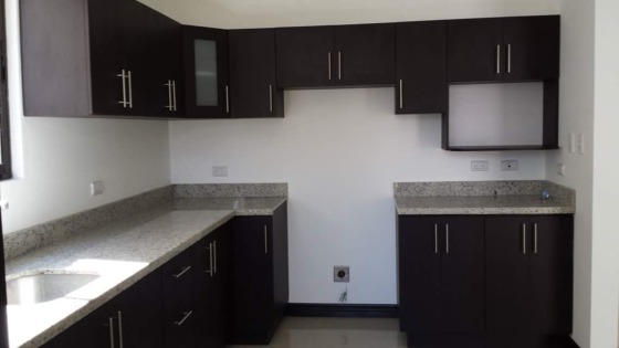 Mueble  cocina  con  sobre   granito
