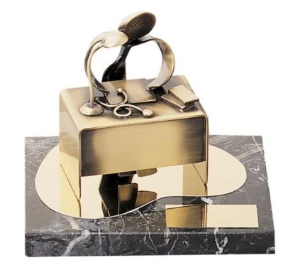 Escultura de diseño en latón de Médicos como trofeo o regalo. Una alternativa para regalar. Tamaños 18x14 y 29x22 cm.