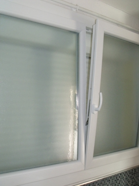 Dépose fenêtre bois puis installation fenêtre pvc 2 vantaux oscillo-battante à Hyères