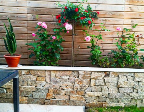 Création jardinière et pose de parment en pierre naturelle .jpg