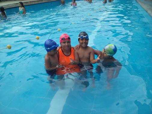 Niños de 5 años. Primeras clases de natación. Algunos temerosos, otros muy seguros y dispuestos.