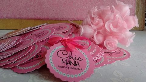 Tags Escalopadas 
Com furo- Arte Colorida em ambos os lados 
Papel 250g Brilho na frente e semi brilho atrás 

Tag para embalagens, valorizam ainda mais suas peças!! 
O MAIS VENDIDO !!!! 

Entrega em 12 dias úteis após a aprovação da arte + o prazo de envio dos correios.