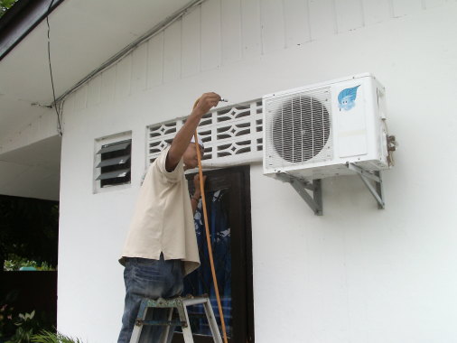 Perbaikan / Cleaning AC split unit out door