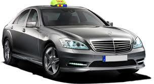 Le véhicule taxi de couleur gris métallisé