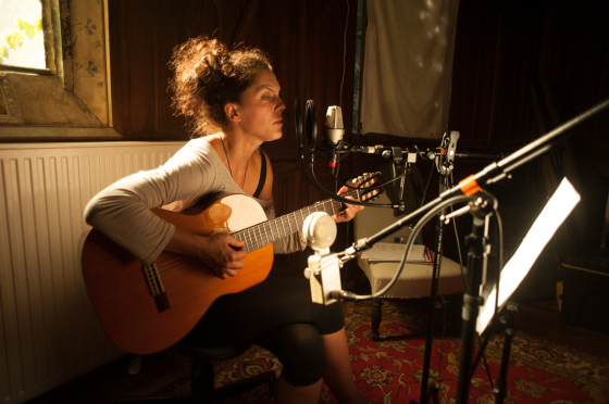 Toni, Auteur, compositeur, interprete de talent, une voix Grenobloise à suivre.