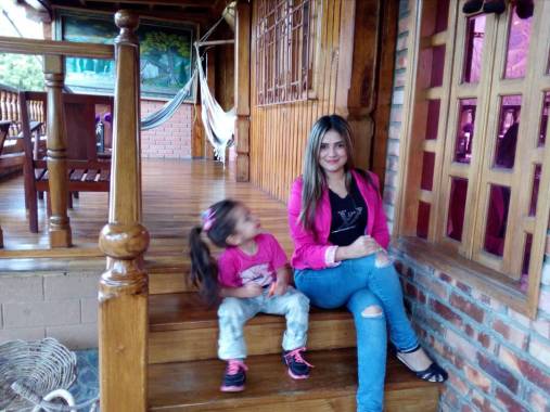 En casita con mi niña hermosa muy inteligente Dios te bendiga Sofía 