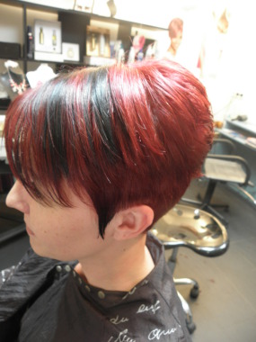 Coloration rouge intense avec  des mèches noires
