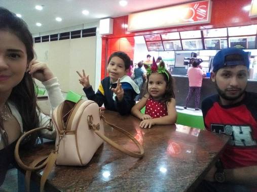 Cuidando a mis sobrinos llevando los a comer 