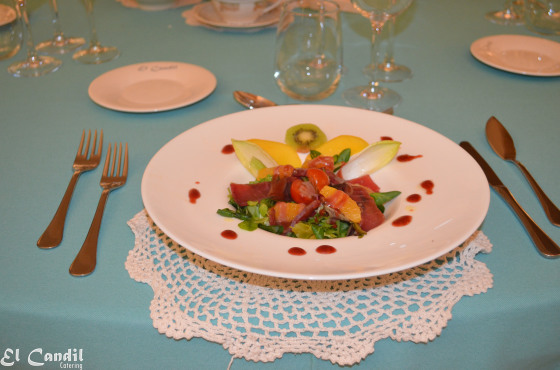 Ensalada de Atun marinado sobre mandarina y vinagreta de frambuesa