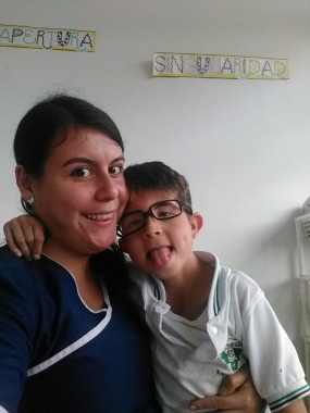 Pasando él tiempo con un niño maravilloso 