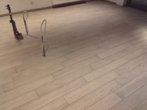 Carrelage d'une cuisine en imitation parquet.