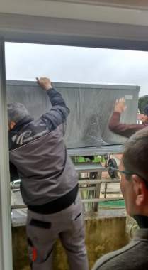 Déménagement immeuble non équipé d'un ascenseur.
Ici 5e Etage avec passage par fenêtre au moyen d'un monte-meuble.