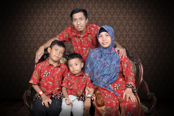 Family foto
Product Detail
Rp 150,000,-

- Pemotretan 3 pose keluarga inti (1-5 Orang)
- 3 lembar cetak uk. 10R
- CD File
Keterangan :
Pemotretan dapat dilakukan 3 hari setelah pembayaran diterima dan dikonfirmasi oleh diproject
-	Pemotretan dilakukan mulai pkl. 09.00 s/d 20.00
-	 Pemilihan Foto hanya dapat dilakukan di Diproject
-	Upgrade cetakan dapat dilakukan pada saat pemilihan foto di Diproject
-	File diberikan berupa CD berisi sejumlah Pose yang dipilih & ukuran sesuai dengan FASILITAS CETAK PAKET
-	DP / Lunas di batalkan hangus
-	Barang jadi 1 minggu tidak diambil hilang / rusak tidak tanggung jawab kami
-	 Harga dan fasilitas diatas dapat berubah swaktu-waktu tanpa pemberitahuan sebelumnya


Sebelum melakukan pemotretan, disarankan konfirmasi terlebih dahulu di nomor 085727098438