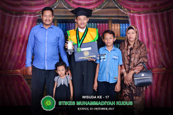 Graduate Foto

Product Detail
Rp 150,000,-


- 2x pose 1 orang
- 1x pose 1-5 orang
- 3 lembar foto uk. 10R
- CD File 
Keterangan :
Pemotretan dapat dilakukan 3 hari setelah pembayaran diterima dan dikonfirmasi oleh diproject
-	 Pemotretan dilakukan mulai pkl. 09.00 s/d 20.00
-	  Pemilihan foto hanya dapat dilakukan di diproject
-	 Penambahan orang per orang, biaya Rp. 10.000,
-	File diberikan berupa CD berisi sejumlah Pose yang dipilih & ukuran sesuai dengan FASILITAS CETAK PAKET
-	DP / Lunas di batalkan hangus
-	Barang jadi 1 minggu tidak diambil hilang / rusak tidak tanggung jawab kami
-	 Harga dan fasilitas diatas dapat berubah swaktu-waktu tanpa pemberitahuan sebelumnya

Sebelum melakukan pemotretan, disarankan konfirmasi terlebih dahulu di nomor 085727098438
