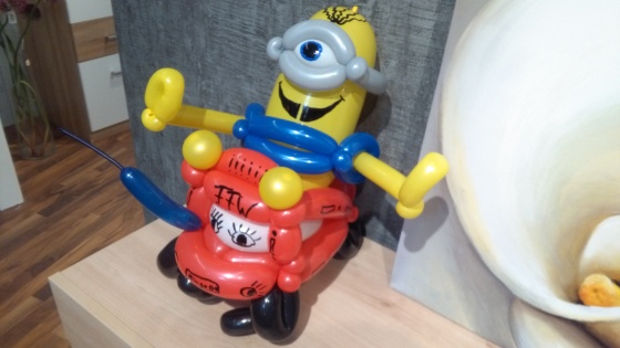 Minion im Auto mit der Kinder und Familienshow