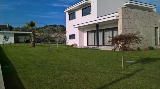 Construção de jardim com sistema de rega, sementeira de relva