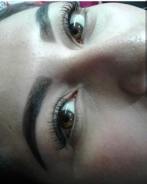 Depilación de cejas y sombreado semipermanecte.
