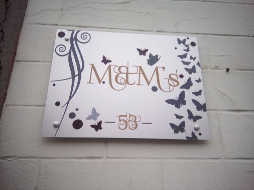 Plaque numérotée personnalisée à titre privé.
- Création
- Impression
- Placement avec fixations écarteurs