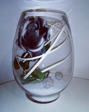 Création dans un vase avec une jolie rose 