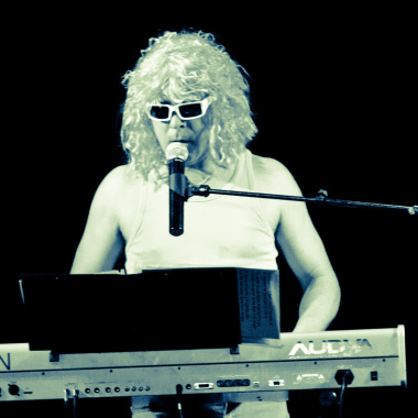Derrière le clavier pour interpréter Marylou...