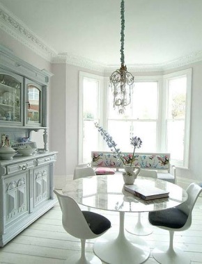 Salle à manger à Paris 2010, je chine le mobilier.
Au delà des enseignes de magasins connus, et selon le style que vous souhaitez , j'ai aussi un réseau de fournisseurs de mobilier permettant ainsi des pièces uniques ou rares à des prix négociés, je chine pour vous, basée à l'isle sur la Sorgue, et ayant un carnet d'adresse de brocanteurs et d'antiquaires, me  permettant ainsi d'amener dans vos logements originalité, qualité et pièce unique selon vos besoins et dans le respect de votre budget.