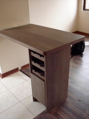 vinero/mesa en color roble.