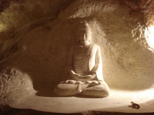 Création pour un gîte d'une statue de bouddha directement dans la roche situé dans le salon en demi sous sol du client .
(taille humaine)
Gypse