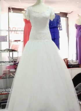Robe de mariée en dentelle de calais et jupe en tulle.