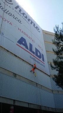 Colocación lona publicitaria en Aeropuerto de Palma