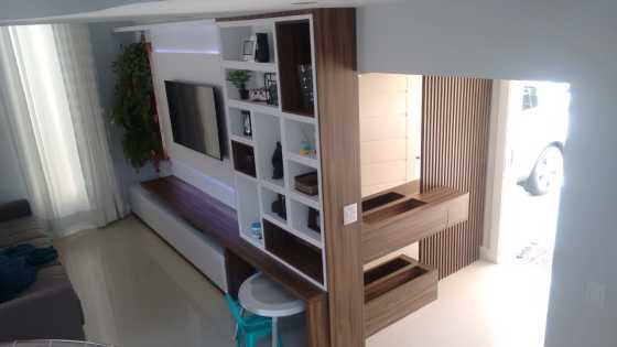 Sala de tv e Hool interligados em MDF Branco e Amadeirado