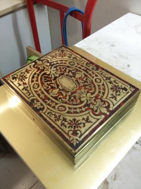 Petit coffret en marqueterie de laiton et écaille de tortue