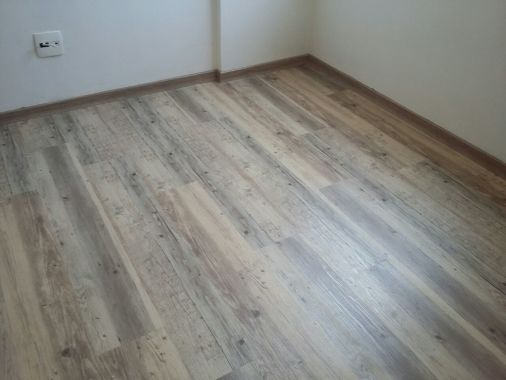 Piso Vinilico colado em Réguas