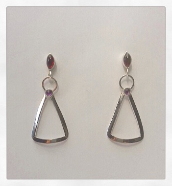 Aros de plata con granates y analistas.