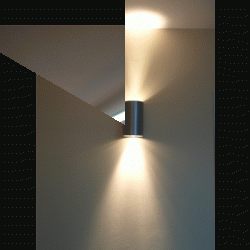 Éclairage intérieur spécifique : applique pour passage, spots orientables pour table de travail, suspension fluorescente pour ambiance ...