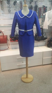 Ensemble tailleur en soie sauvage bleu roi. Ensemble deux pièces constitué d'une robe et d'une veste.
Robe et veste doublées en coton.