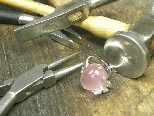 Outillage et bague papillon