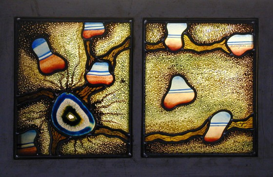 Vitrail en verres panachés et agathe. Peint à la main à la grisaille et émaux de couleur 
(création originale protégée)