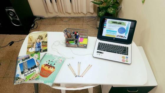 Un escritorio para cada estudiante