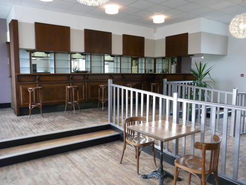 Espace bar accessible, par une pente PMR, ou par deux grandes marches