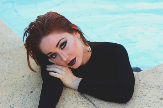 Book na piscina com produção de maquiagem