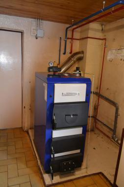 Installation d'une chaudière à bois avec ballon tampon combiné eau chaude intégré.