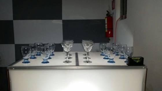 Barra coctelera. Incluye Barman, Cristalería y barra iluminada